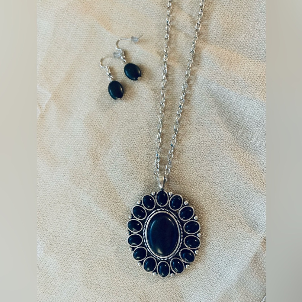 Long silver and black necklace NWOT